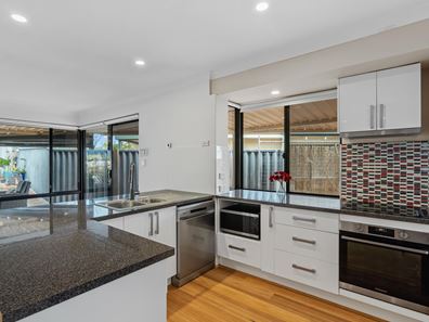 2/5 Hibiscus Rise, Halls Head WA 6210