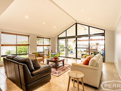 8 Grasshill Grange, Halls Head WA 6210