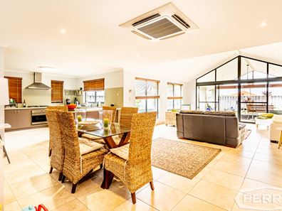 8 Grasshill Grange, Halls Head WA 6210