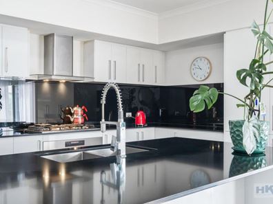 8 Putley Road, The Vines WA 6069