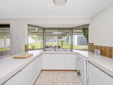 16 Muir Place, Halls Head WA 6210