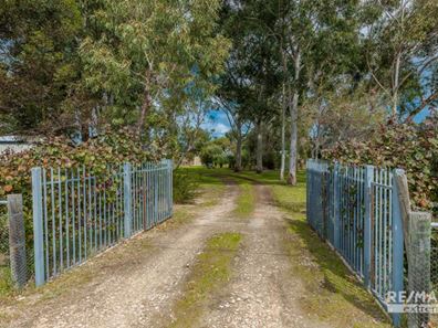 100 Woolly Bush Loop, Woodridge WA 6041