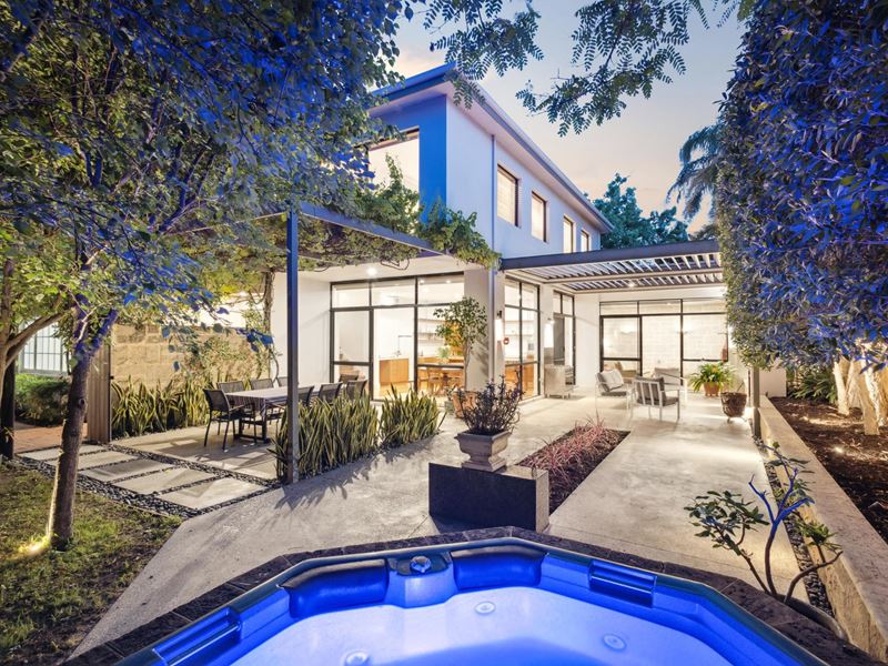 4 Renown Avenue, Claremont