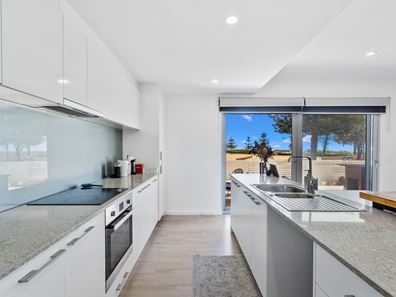 6/150 Boardwalk Boulevard, Halls Head WA 6210