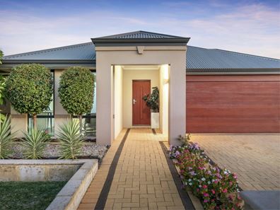 4 Condoro Bend, Sinagra WA 6065