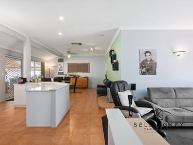 8 Tritonia Rise, Thornlie WA 6108