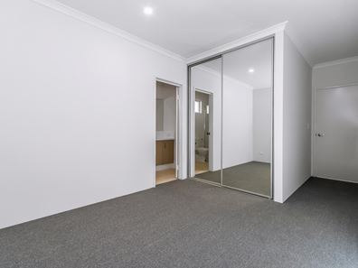 17/11 Piara Drive, Piara Waters WA 6112