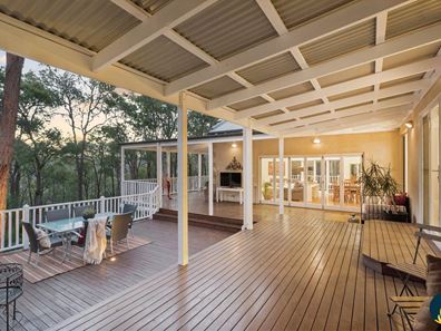 128B Peet Road, Roleystone WA 6111