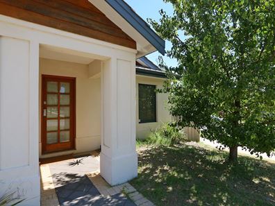 2 Manuel Cr, Redcliffe WA 6104