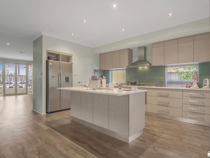 56 St Catharines Promenade, Champion Lakes