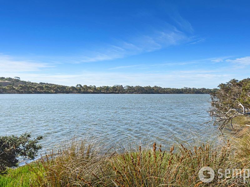 21A Kotisina Gardens, Lake Coogee WA 6166