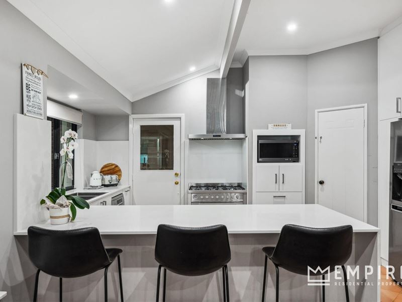 5 Cepa Court, Lake Coogee WA 6166