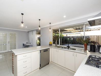1 Jordan Place, Wattle Grove WA 6107