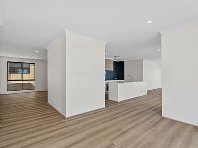 2 Wellington Avenue, Lakelands WA 6180