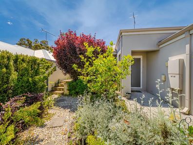 8 Galveston Court, Meadow Springs WA 6210