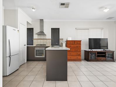 2/7 Stockman Way, Cannington WA 6107