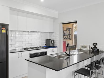 39 Cara Way, Wattle Grove WA 6107