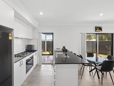 39 Cara Way, Wattle Grove WA 6107