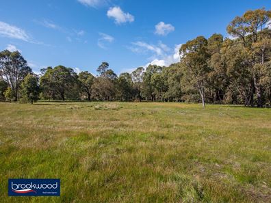 8 Ruffle Grove, Mundaring WA 6073