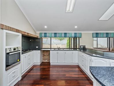 1 Silkwood Close, Halls Head WA 6210