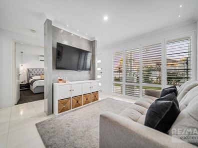 2 Rocklands Loop, Carramar WA 6031