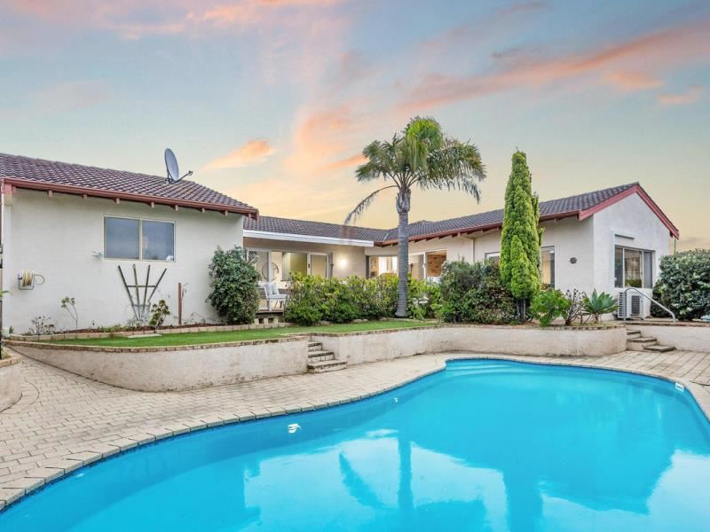 15 Chelmorton Loop, Carine