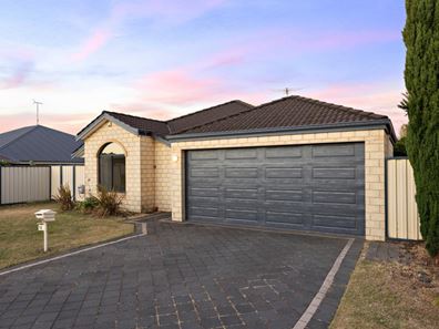 16 Pineknoll Gardens, Meadow Springs WA 6210