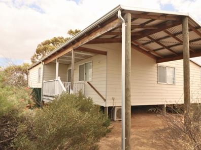 10 Shields Crescent, Wongan Hills WA 6603