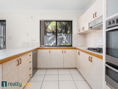 3/3 Kitchener Rd, Melville WA 6156