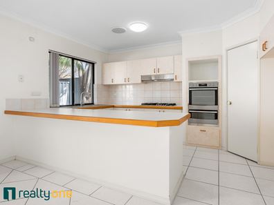 3/3 Kitchener Rd, Melville WA 6156