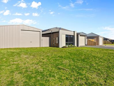 55 Hazelgrove Crescent, Millbridge WA 6232