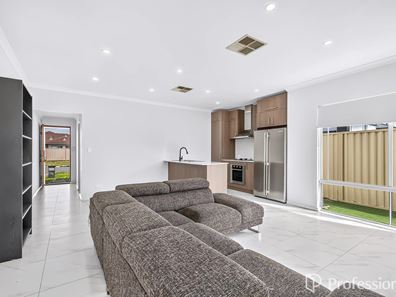 1/4 Marriot Street, Cannington WA 6107