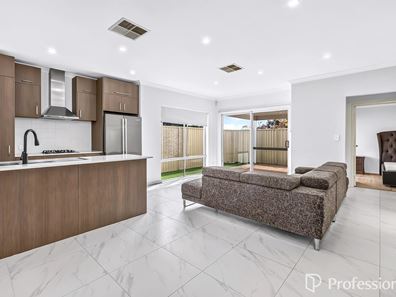 1/4 Marriot Street, Cannington WA 6107