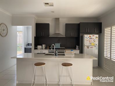 9 Splendens Turn, Halls Head WA 6210