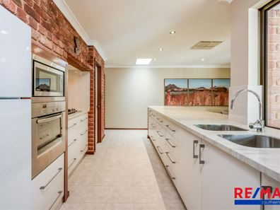 7 Hewison Street, Leeming WA 6149