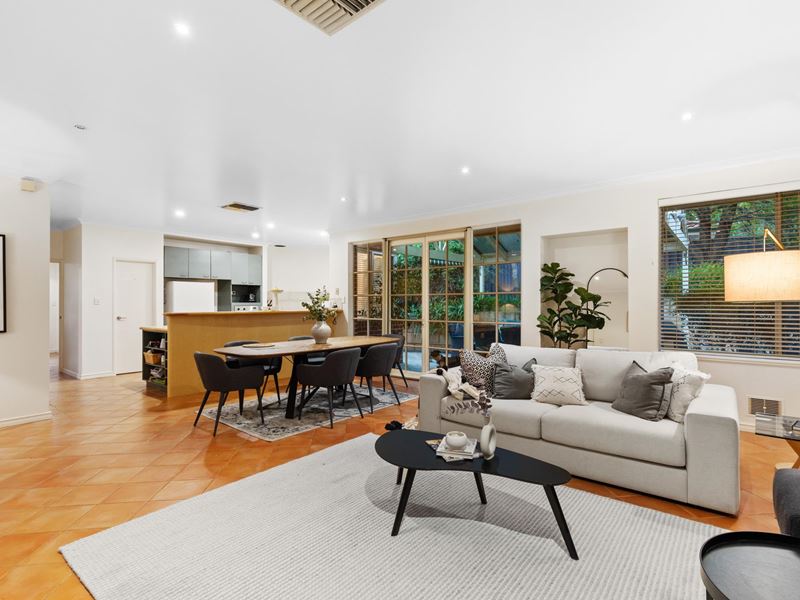 8 Chivrell Rise, Gwelup