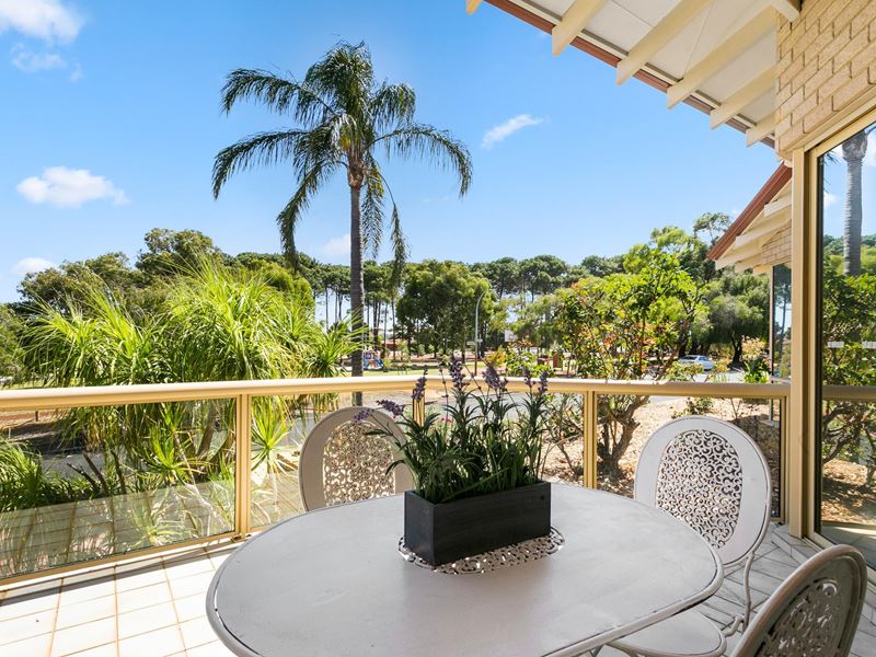 10 Houghton Way, Winthrop