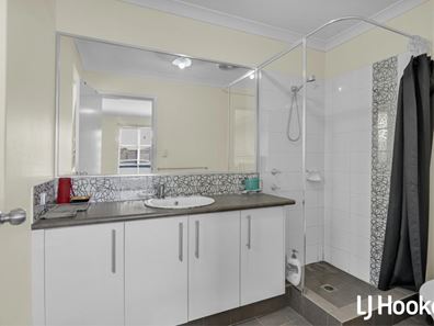 8 Padua Road, Piara Waters WA 6112