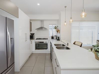 34 Ravensbourne Street, Yanchep WA 6035