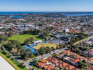 1d Kitchener Road, Melville WA 6156