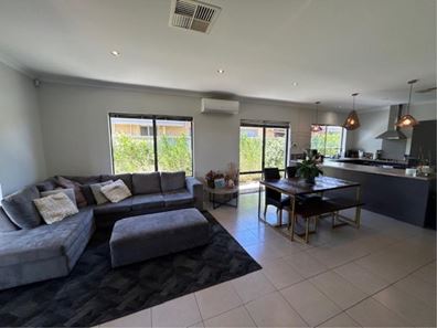 10 Fiore Ct, Lake Coogee WA 6166