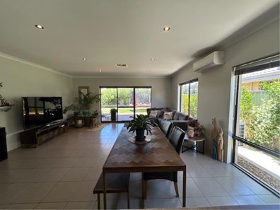 10 Fiore Ct, Lake Coogee WA 6166