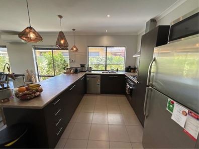 10 Fiore Ct, Lake Coogee WA 6166