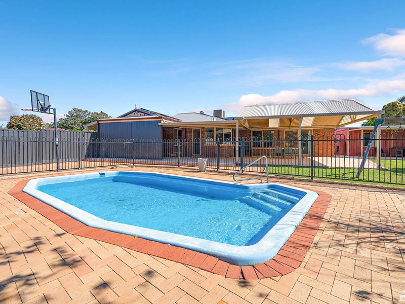 22 Gaze Court, Armadale WA 6112