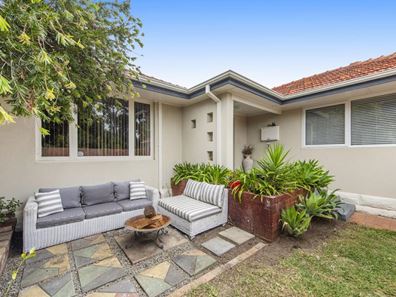 296A Harborne Street, Glendalough WA 6016