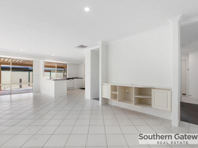 4 Walmer Place, Orelia WA 6167