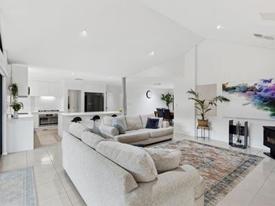 42 Roxburghe Drive, The Vines WA 6069