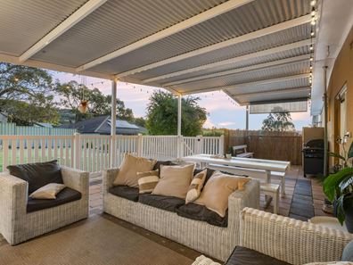 16 Travers Gardens, Kelmscott WA 6111