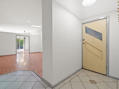2/9 Mcalister Place, Thornlie WA 6108