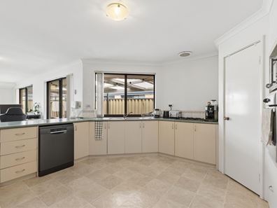 37 Riaza Parkway, Port Kennedy WA 6172